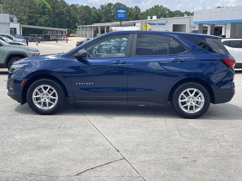 Used 2023 Chevrolet Equinox LS w/ LS Convenience Package FWD image 2