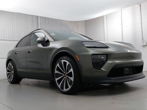 New 2026 Porsche Macan 4 Electric image 9