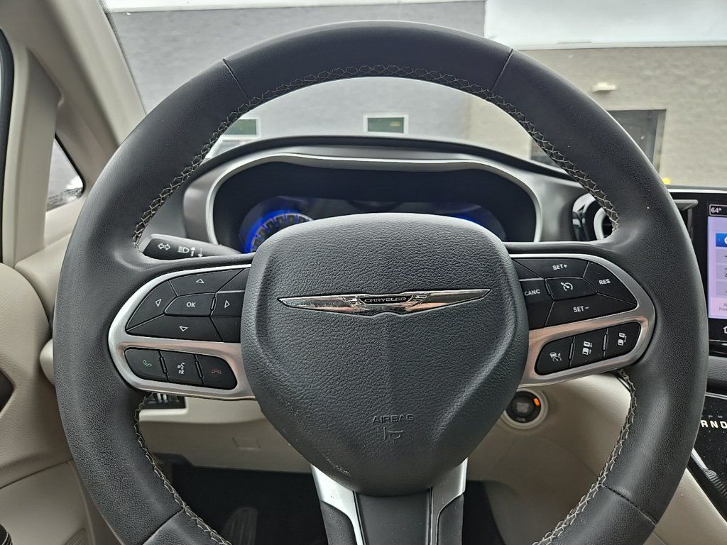 Used 2023 Chrysler Pacifica Touring-L FWD image 13