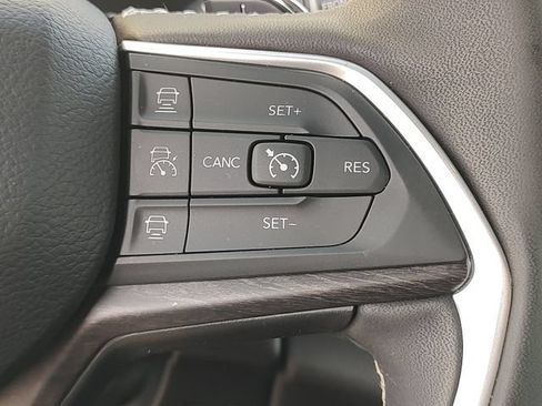 Used 2025 Jeep Grand Cherokee Limited RWD image 18