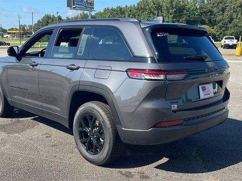 New 2025 Jeep Grand Cherokee Altitude image 6