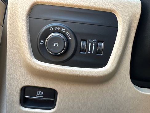 Used 2024 Jeep Grand Cherokee L Limited w/ Luxury Tech Group II image 38