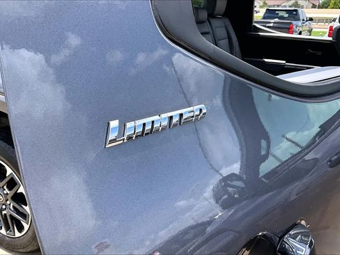 Used 2025 Toyota Tundra Limited AWD/4WD image 10