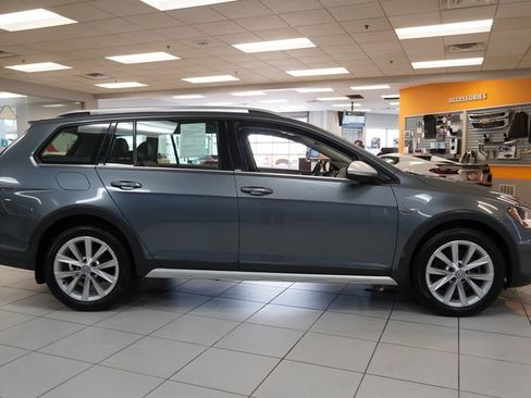 Used 2017 Volkswagen Golf Alltrack AWD/4WD image 16