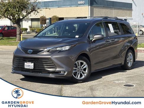 Used 2022 Toyota Sienna XLE w/ XLE Plus Package image 1