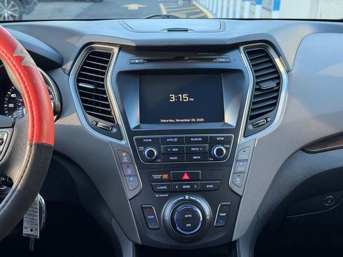 Used 2017 Hyundai Santa Fe SE image 9