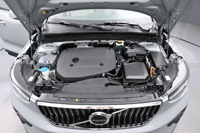 Used 2024 Volvo XC40 B5 Plus w/ Protection Package Premier AWD/4WD image 31