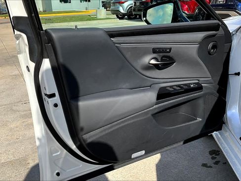 Certified 2025 Lexus ES 300h w/ Premium Package image 21