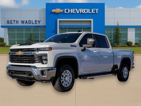 Used 2024 Chevrolet Silverado 2500 LT AWD/4WD image 3