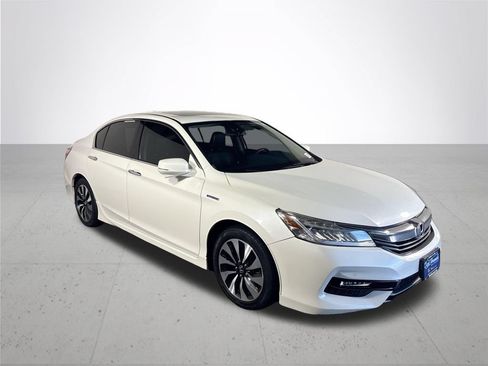 Used 2017 Honda Accord Touring image 4