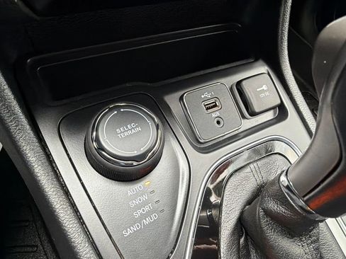 Used 2023 Jeep Cherokee Altitude Lux AWD/4WD image 19