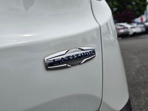 Used 2015 Jeep Renegade Latitude AWD/4WD image 17