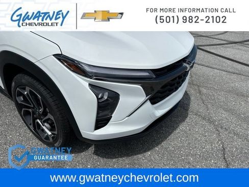 Used 2025 Chevrolet Trax RS w/ Sunroof Package FWD image 13