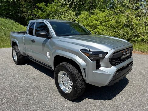 Used 2024 Toyota Tacoma SR image 4