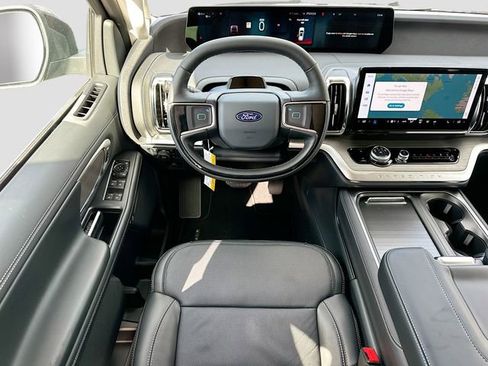 New 2025 Ford Expedition Platinum w/ Driver's Package image 16