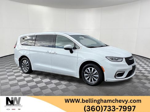 Used 2023 Chrysler Pacifica Touring-L image 1