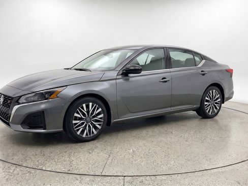Used 2025 Nissan Altima 2.5 SV image 3