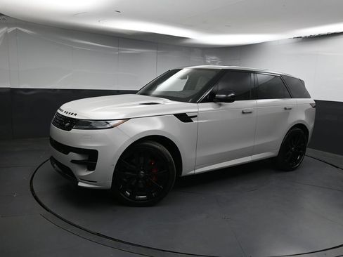 Used 2025 Land Rover Range Rover Sport Dynamic SE image 4