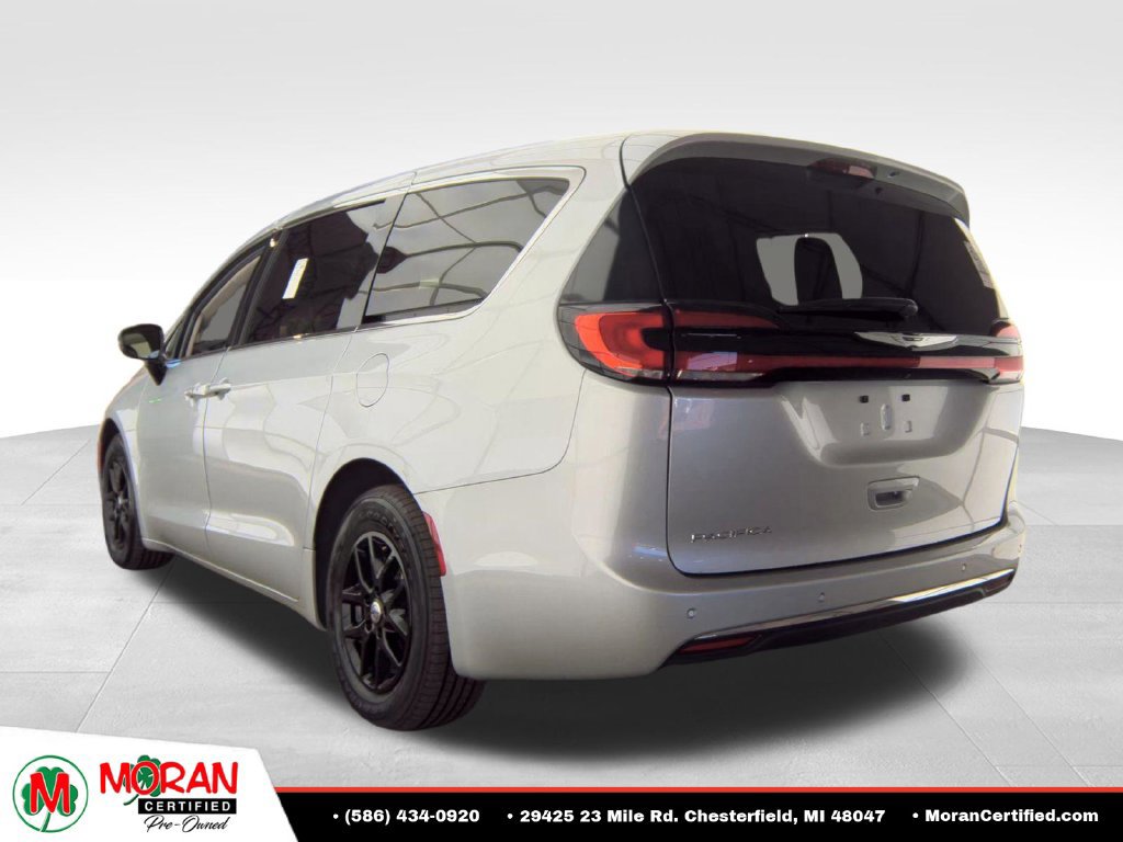 Used 2024 Chrysler Pacifica Touring-L FWD image 8