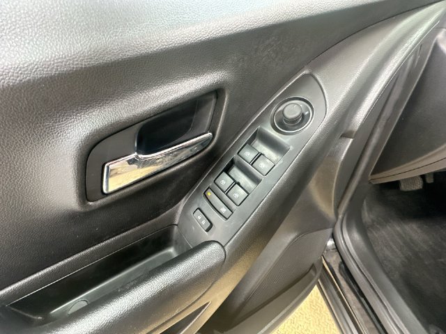 Used 2021 Chevrolet Trax LS w/ Tint and Cruise Package FWD image 17