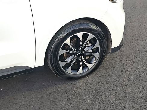 Used 2023 Kia Carnival EX image 10