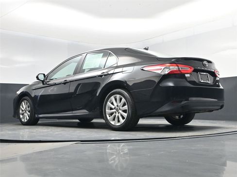 Used 2020 Toyota Camry LE image 20
