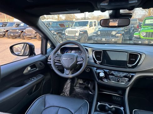 New 2023 Chrysler Pacifica Limited w/ Uconnect Theater Family Group image 35