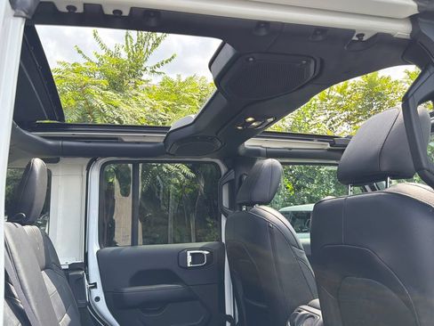 Used 2022 Jeep Wrangler Unlimited Sahara w/ Safety Group AWD/4WD image 11