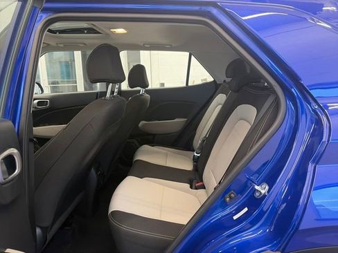 Used 2025 Hyundai Venue SEL FWD image 25