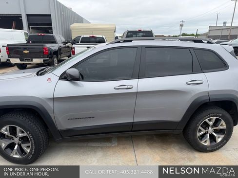Used 2017 Jeep Cherokee Trailhawk image 2