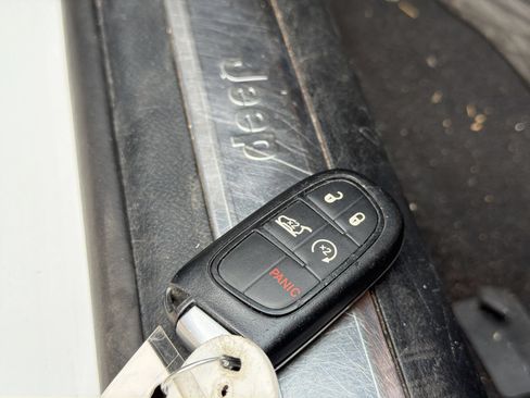 Used 2019 Jeep Cherokee Limited AWD/4WD image 37