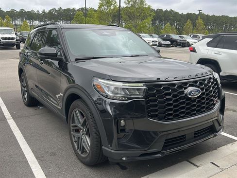 Used 2025 Ford Explorer ST image 3