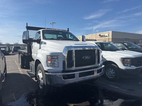 Used 2022 Ford F650 2WD Regular Cab Super Duty image 2
