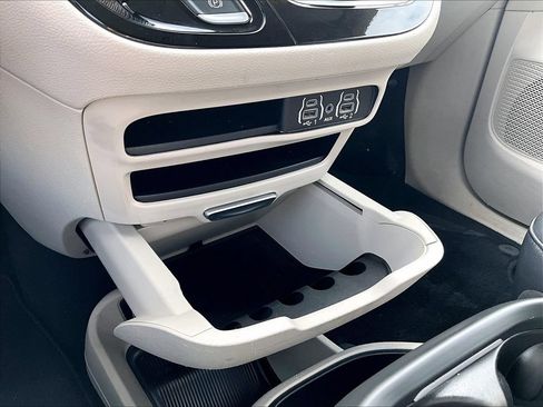 Used 2024 Chrysler Pacifica Touring-L FWD image 33