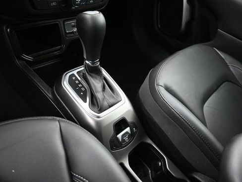 Used 2018 Jeep Renegade Limited w/ UConnect 8.4 Nav Group FWD image 19