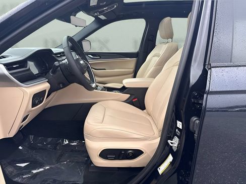 Used 2024 Jeep Grand Cherokee Limited w/ Luxury Tech Group II AWD/4WD image 5