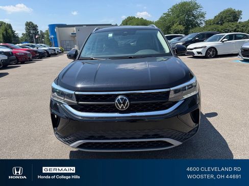 Used 2024 Volkswagen Taos SE FWD image 2