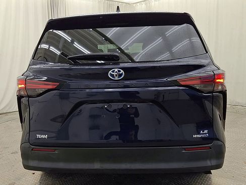Used 2021 Toyota Sienna LE image 2