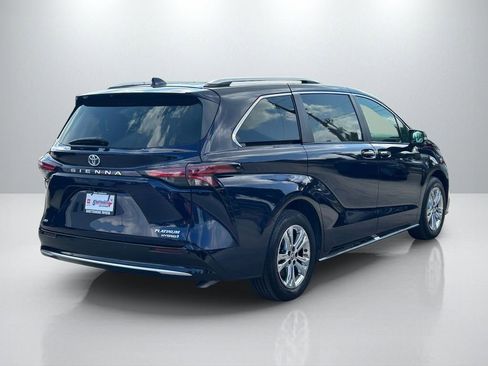 Used 2024 Toyota Sienna Platinum image 5