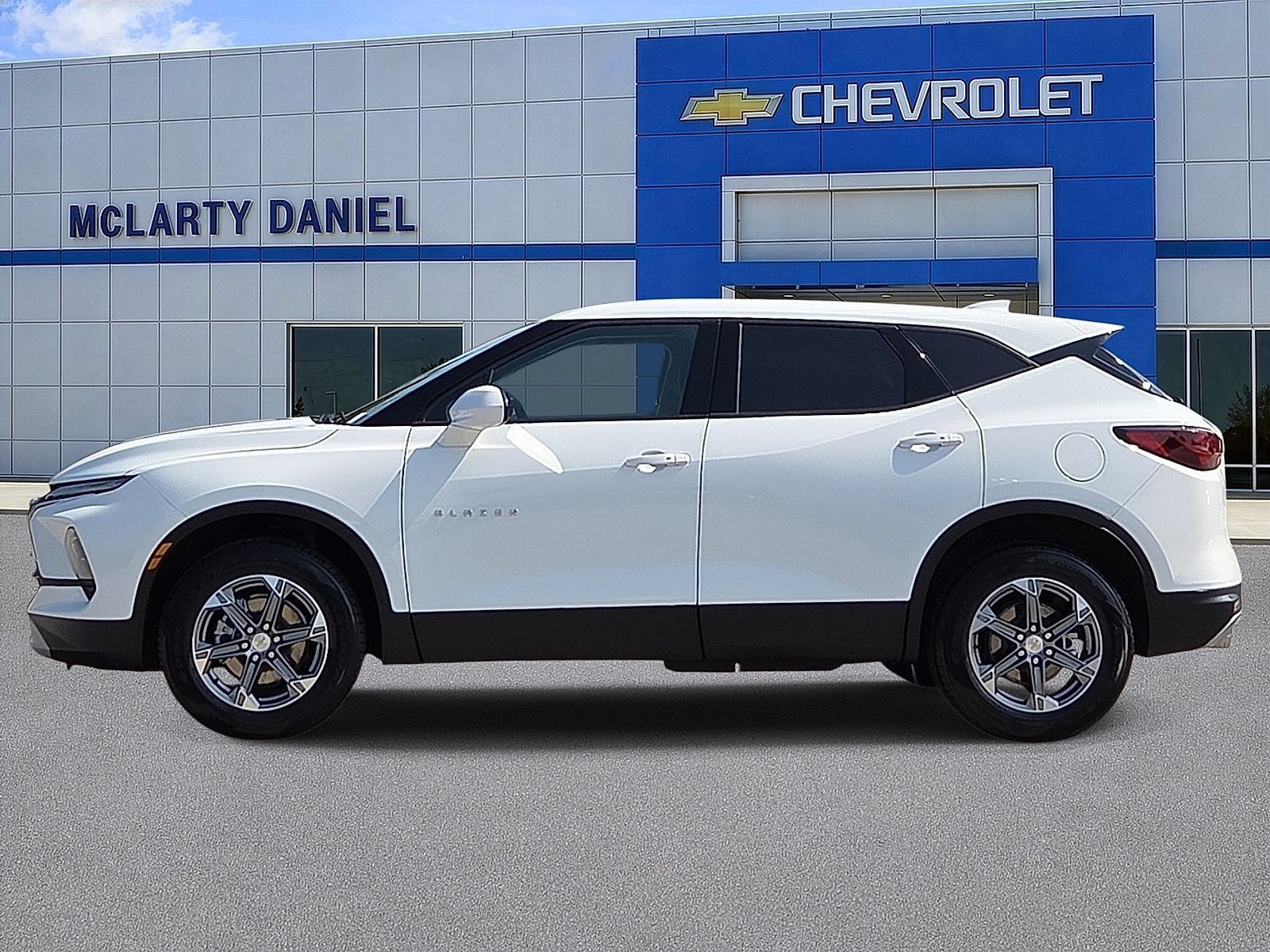 Used 2025 Chevrolet Blazer LT FWD image 3