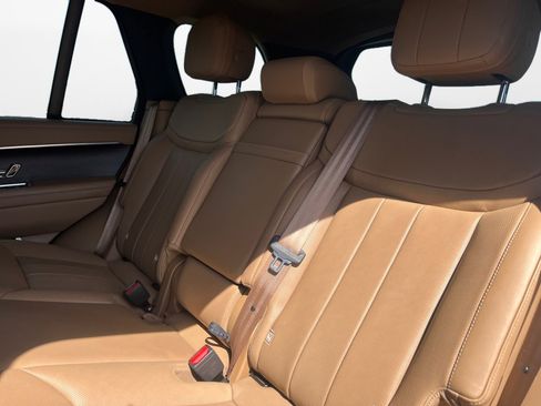 Certified 2024 Land Rover Range Rover SE image 12