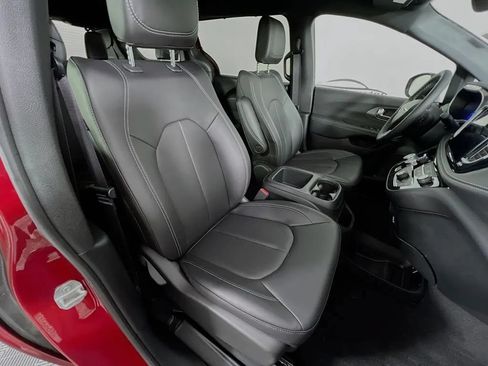 New 2025 Chrysler Pacifica Select FWD image 29