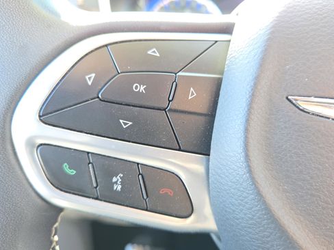 Used 2022 Chrysler Pacifica Limited w/ Uconnect Theater Family Group image 12