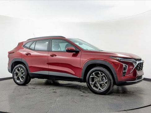 Used 2025 Chevrolet Trax LT w/ LT Convenience Package image 9