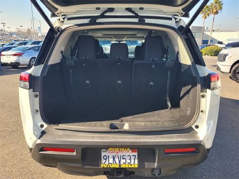 Used 2024 Nissan Pathfinder SV w/ SV Premium Package image 11