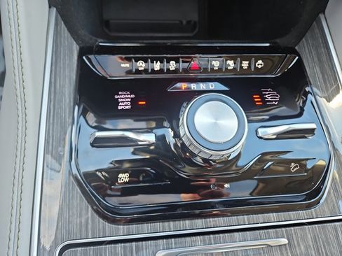 Used 2022 Jeep Wagoneer Series III w/ Premium Group I image 10