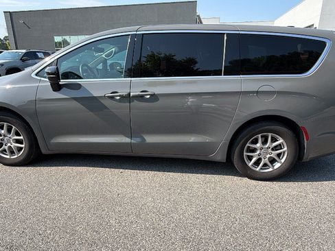 Used 2025 Chrysler Pacifica Select FWD image 11