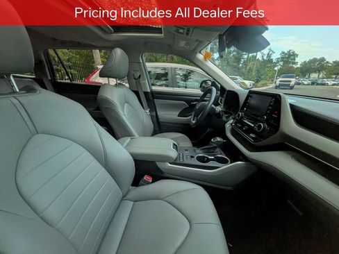 Used 2021 Toyota Highlander XLE AWD/4WD image 10