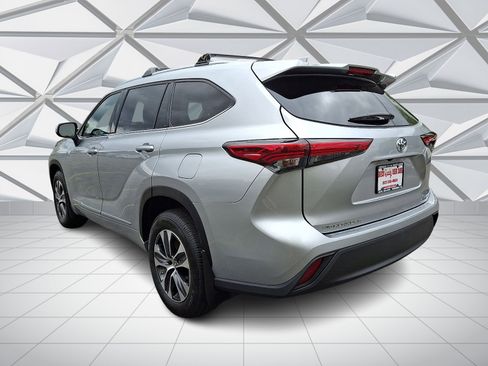 Used 2021 Toyota Highlander XLE AWD/4WD image 7