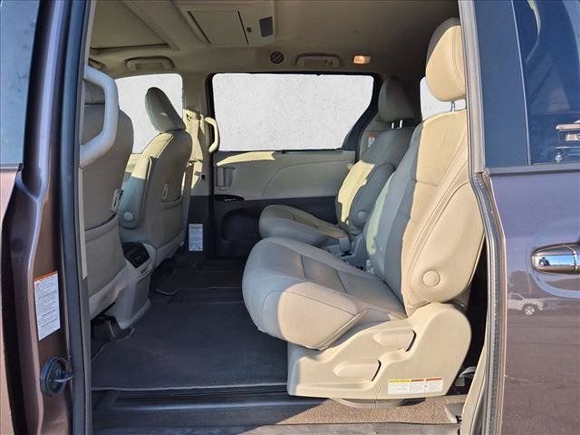 Used 2019 Toyota Sienna XLE Premium FWD image 19